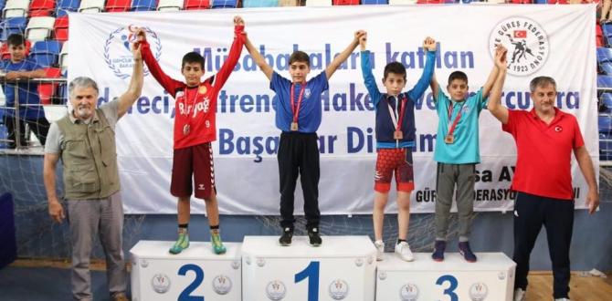 Yunusemreli güreşçiler Zonguldak’tan şampiyonlukla döndü